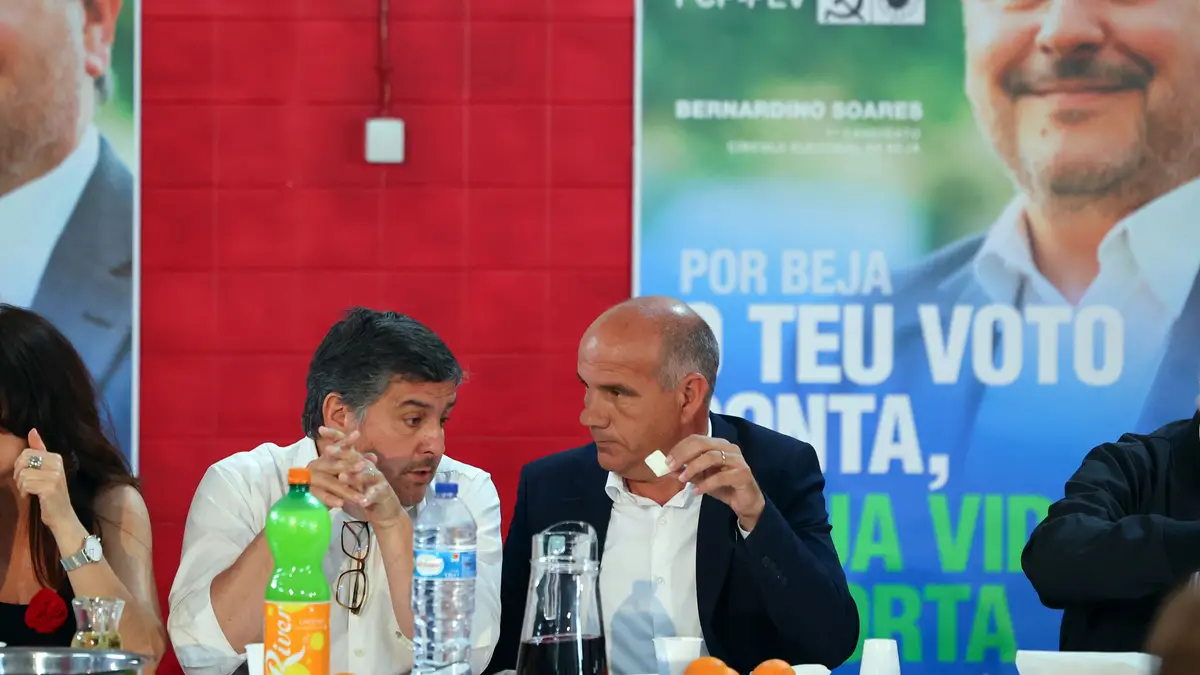 O secretário-geral do Partido Comunista Português (PCP), Paulo Raimundo (D), conversa com o 1º candidato pelo círculo eleitoral de Beja, Bernardino Soares, durante um almoço-comício da Coligação Democrática Unitária (CDU), no âmbito da campanha para as eleições legislativas, Beja, 08 de maio de 2025. 