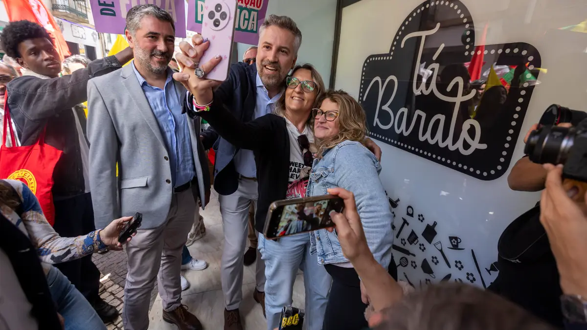 O secretário-geral do Partido Socialista (PS), Pedro Nuno Santos (C), durante um contacto com a população no âmbito da campanha para as eleições legislativas, na Covilhã, 08 de maio de 2025. 