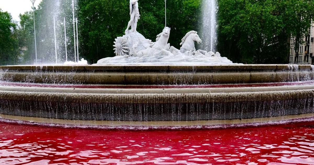 Ativistas pró-Palestina tingem de vermelho fonte em Espanha