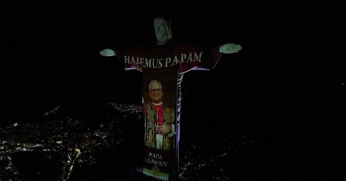 Cristo Redentor iluminado para dar as boas-vindas ao Papa Leão XIV