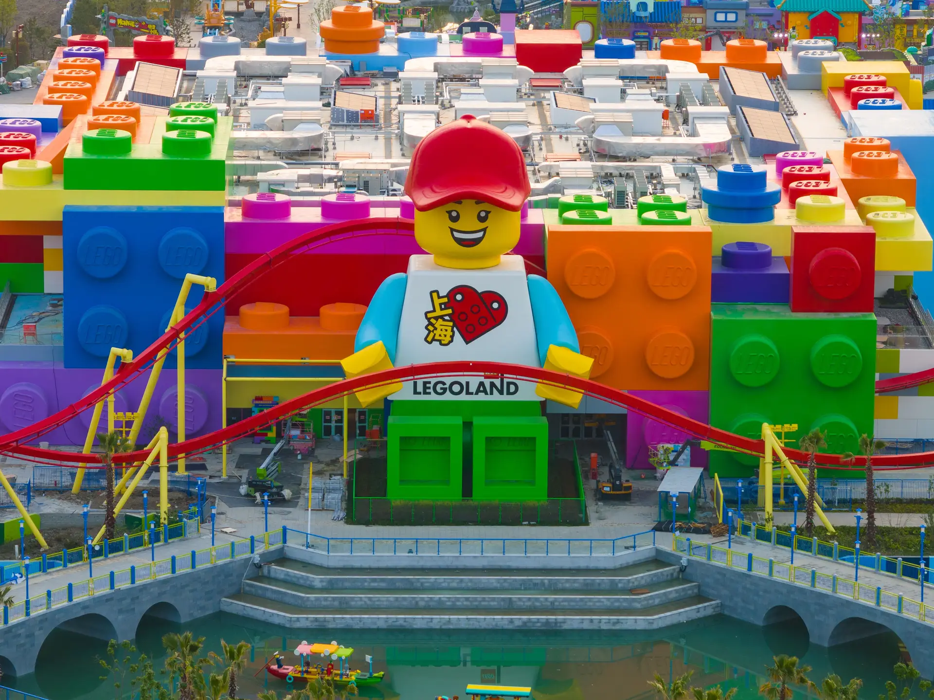 La escena aérea del Legoland Shanghai Resort está en construcción en Shanghai, China, el 7 de mayo de 2025. 