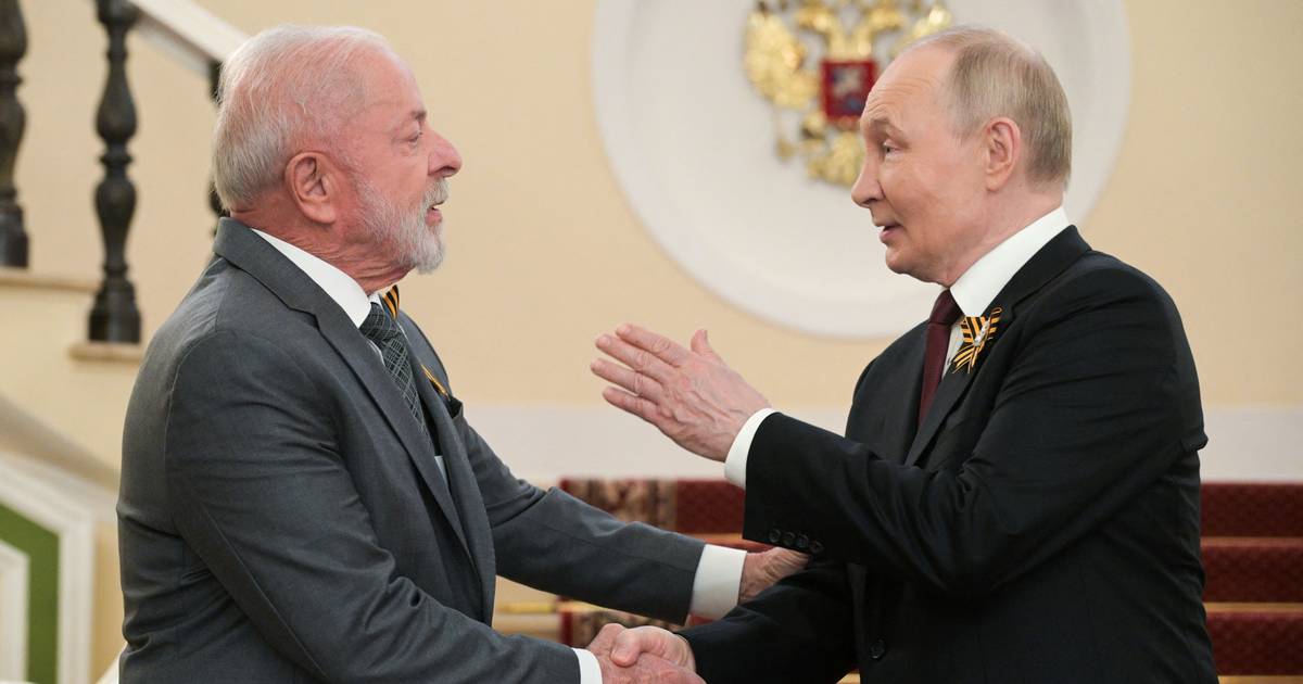 Brasil e Rússia querem "estreitar" relações e abraço de Lula a Putin revela maior proximidade