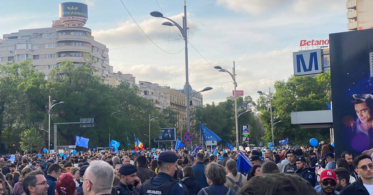 A uma semana da segunda volta das Presidenciais, romenos saem à rua pela UE e contra a extrema-direita