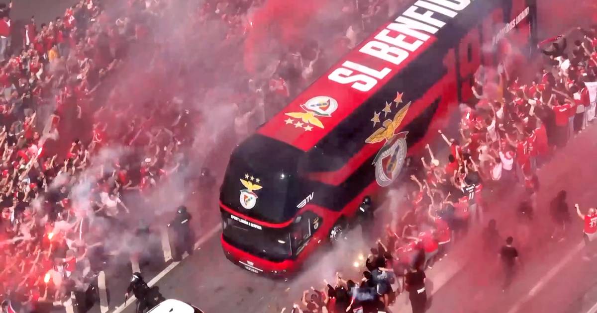 Receção apoteótica na Luz: banho de multidão recebe autocarro do Benfica