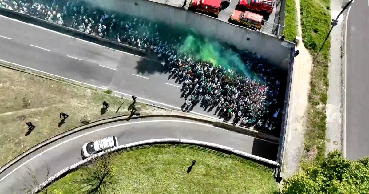 Enorme cortejo dos adeptos do Sporting até ao Estádio da Luz
