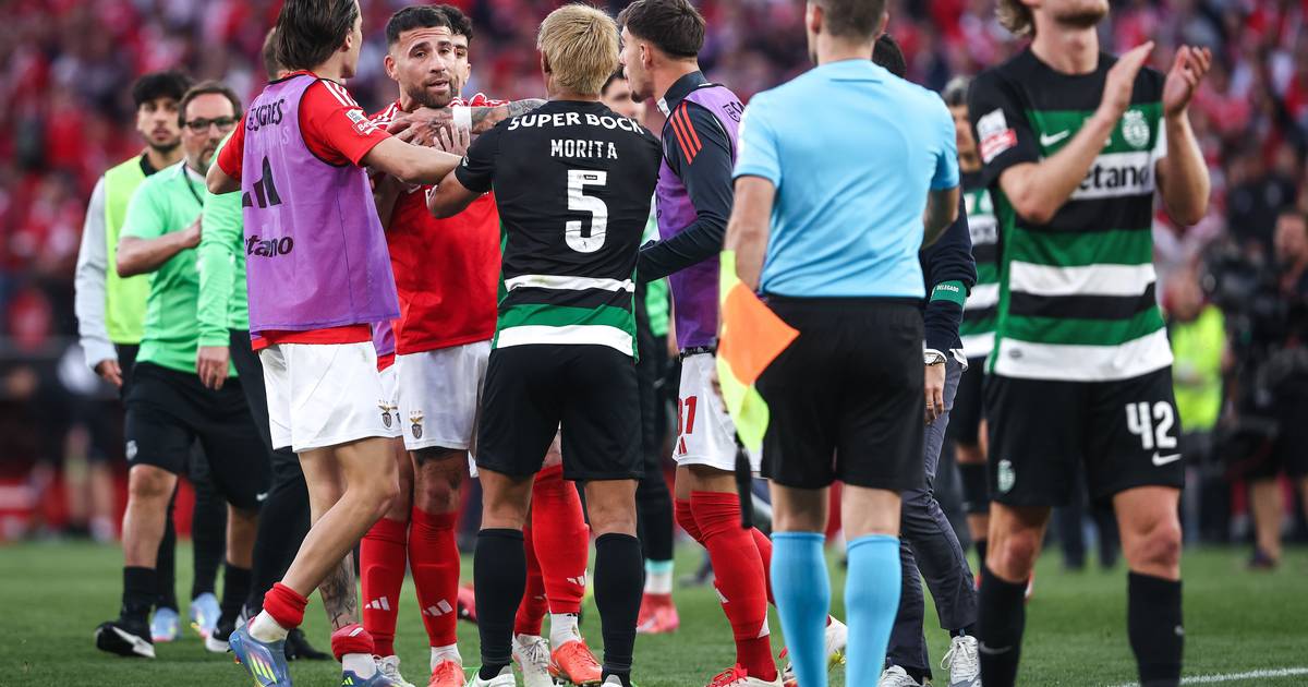 Adepto invade relvado e tenta agredir árbitro no final do Benfica-Sporting