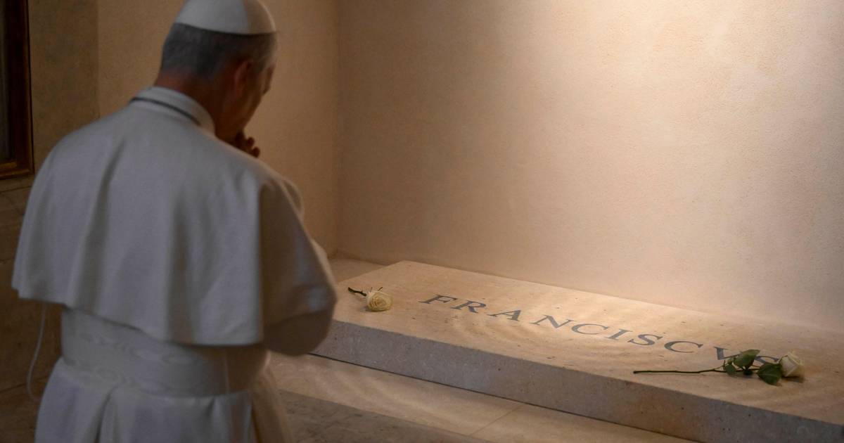 Leão XIV visita túmulo do Papa Francisco