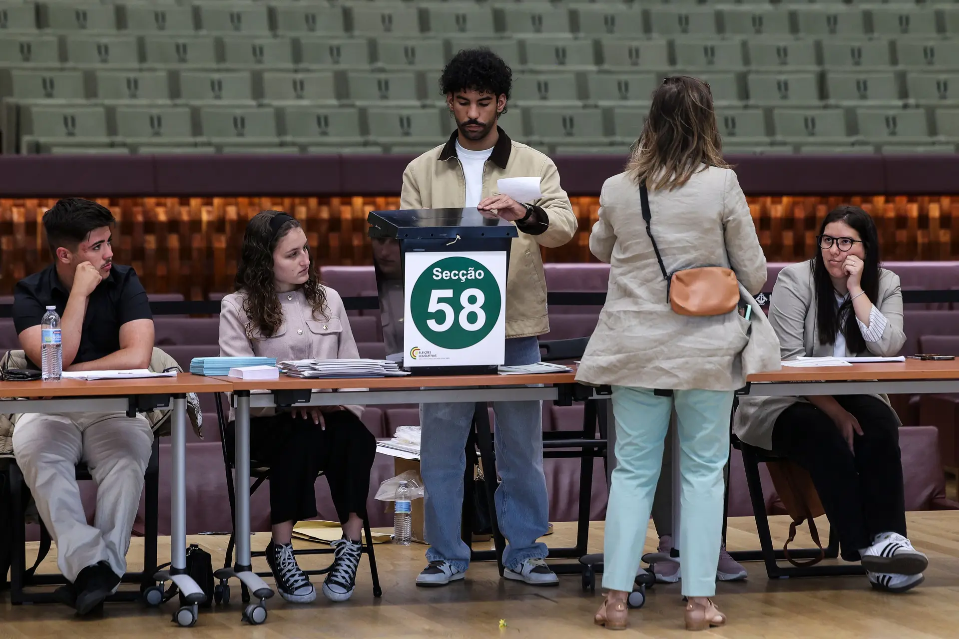 Voto antecipado: afluência às urnas em Lisboa rondava os 26% até às 12h