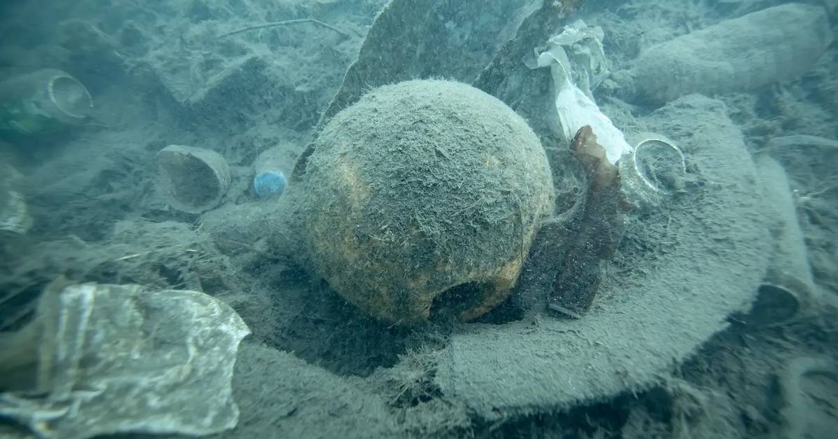 Poluição invisível: microplásticos acumulam-se nas zonas mais remotas do oceano, alerta estudo