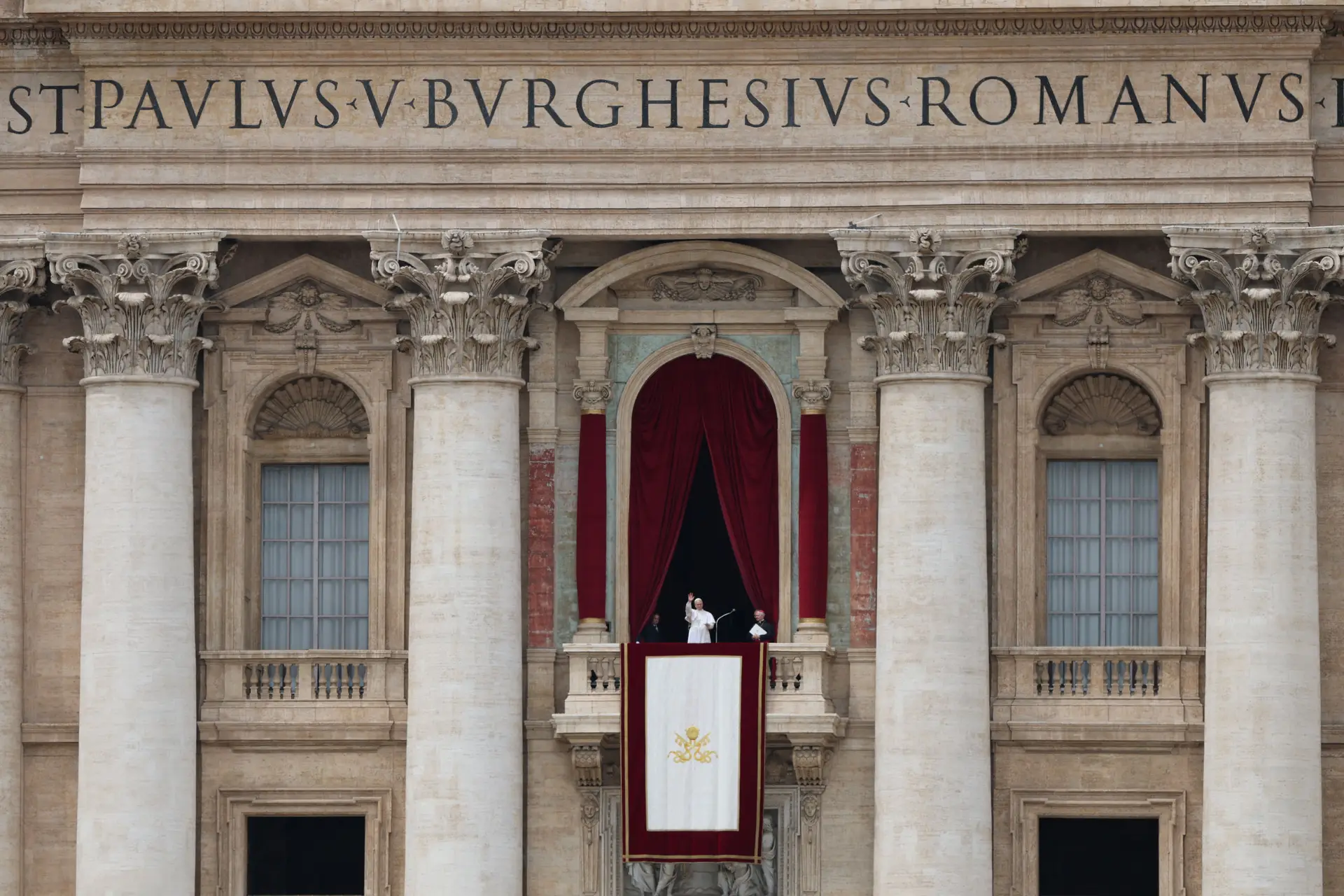 Papa Leão XIV reza oração do Regina Celi na varanda da Basílica de São Pedro