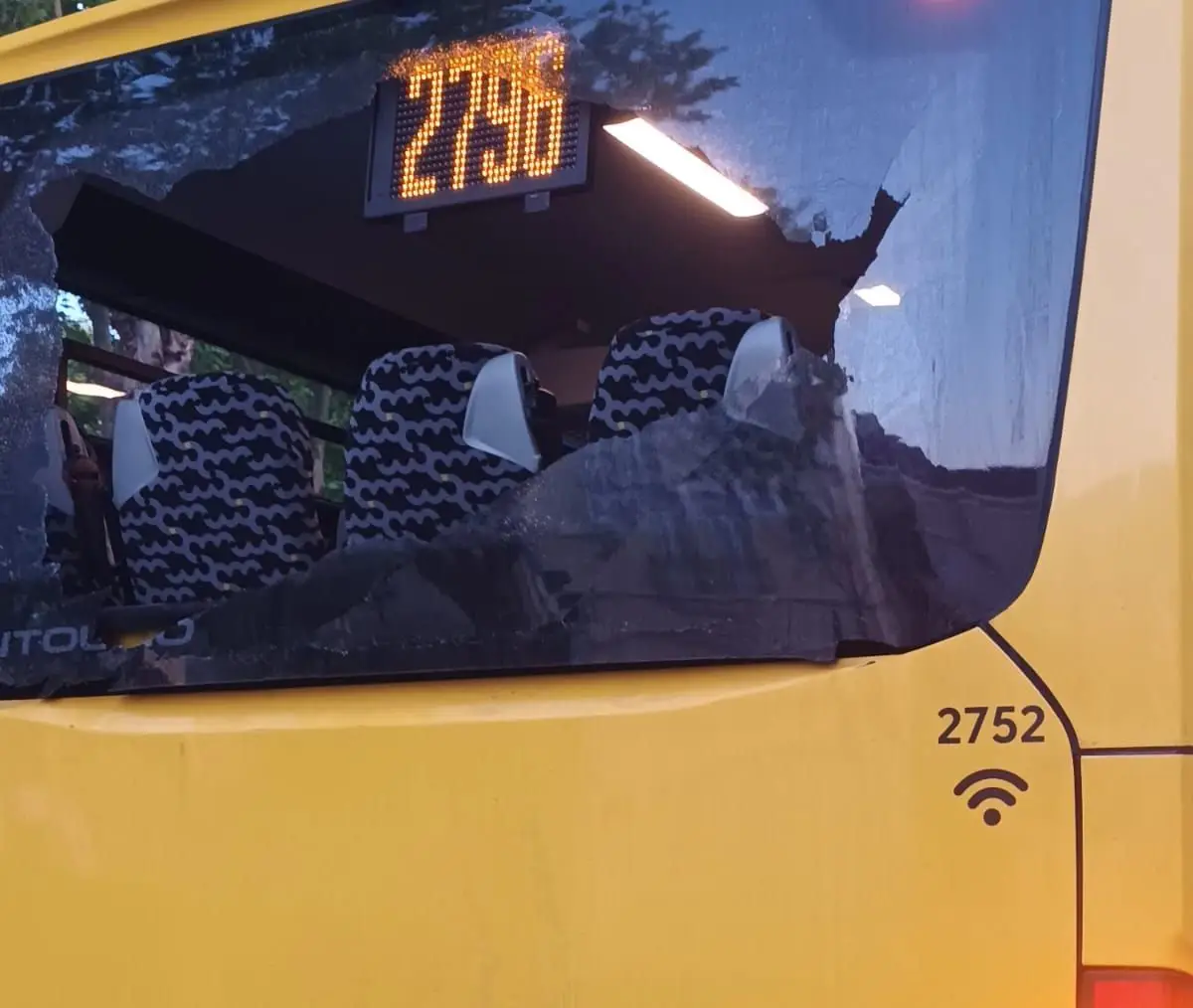 Autocarro da Carris atingido por disparos de arma de fogo.