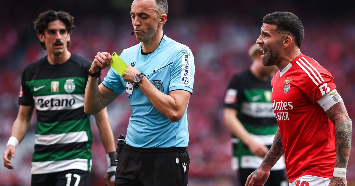 Árbitros do Benfica-Sporting apresentam queixa-crime contra adepto que invadiu campo