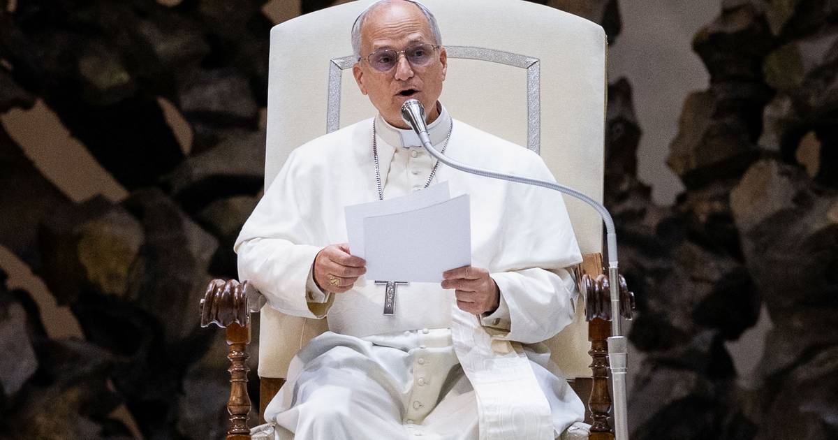 Papa Leão XIV recebe jornalistas com humor