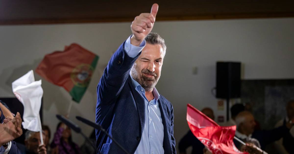 Em campanha na terra de Luís Montenegro, líder do PS diz que a direita está de "cabeça perdida"