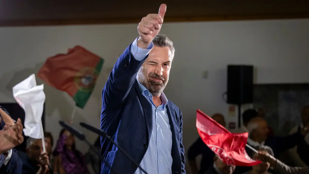 O secretário-geral do Partido Socialista (PS), Pedro Nuno Santos, à chegada para um almoço no âmbito das eleições legislativas, na Figueira da Foz, 12 de maio de 2025. 