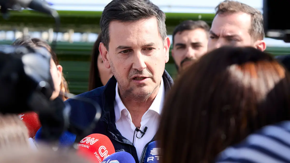 O presidente do Iniciativa Liberal (IL), Rui Rocha, fala à comunicação social durante a visita à NECTON - Companhia Portuguesa de Culturas Marinhas, empresa de biotecnologia de algas, no âmbito da campanha para as eleições legislativas, Olhão, 12 de maio de 2025.