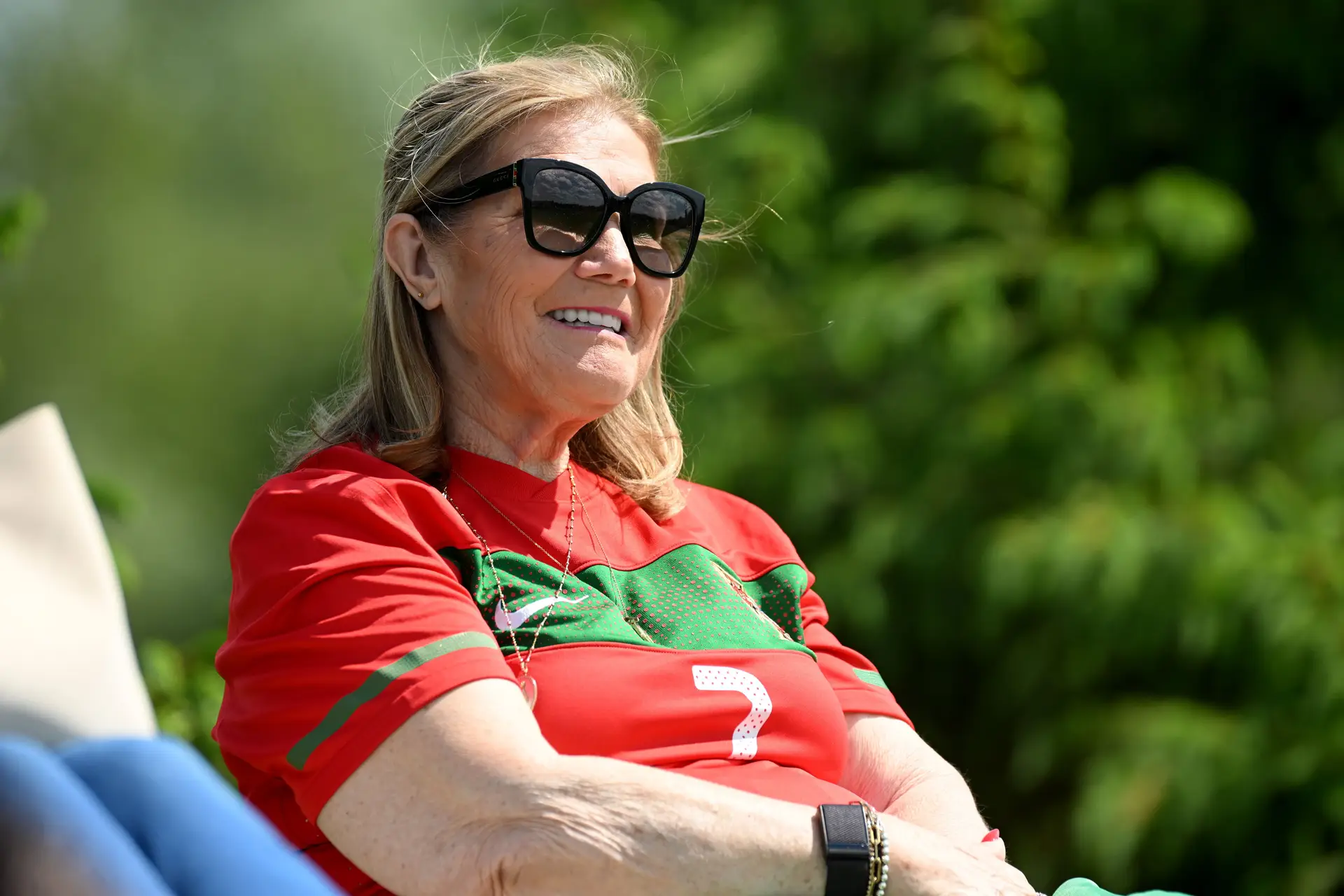 A estreia de Cristianinho por Portugal: Dolores Aveiro na bancada, Cristiano Ronaldo deixa mensagem ao filho
