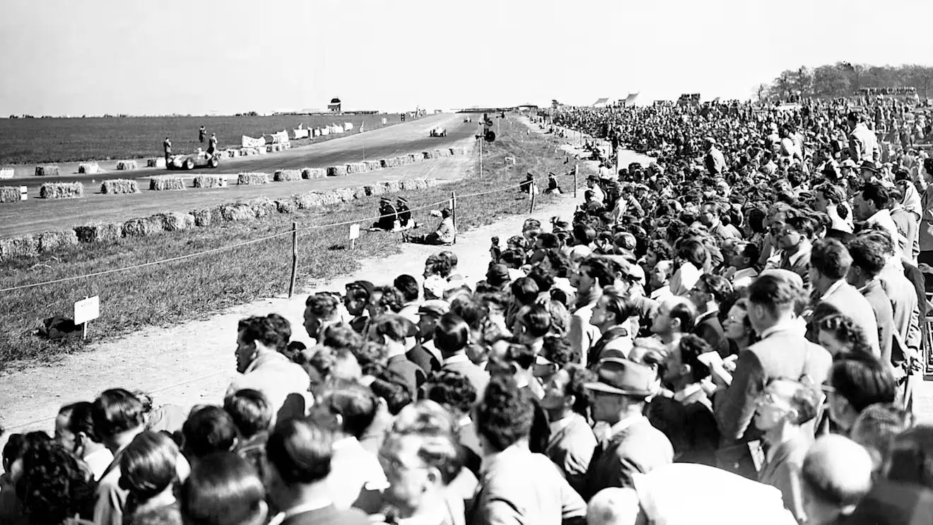 Cerca de 120.000 espectadores assistiram ao Grande Prémio da Grã-Bretanha, no circuito de Silverstone, em Inglaterra, a 13 de maio 1950.