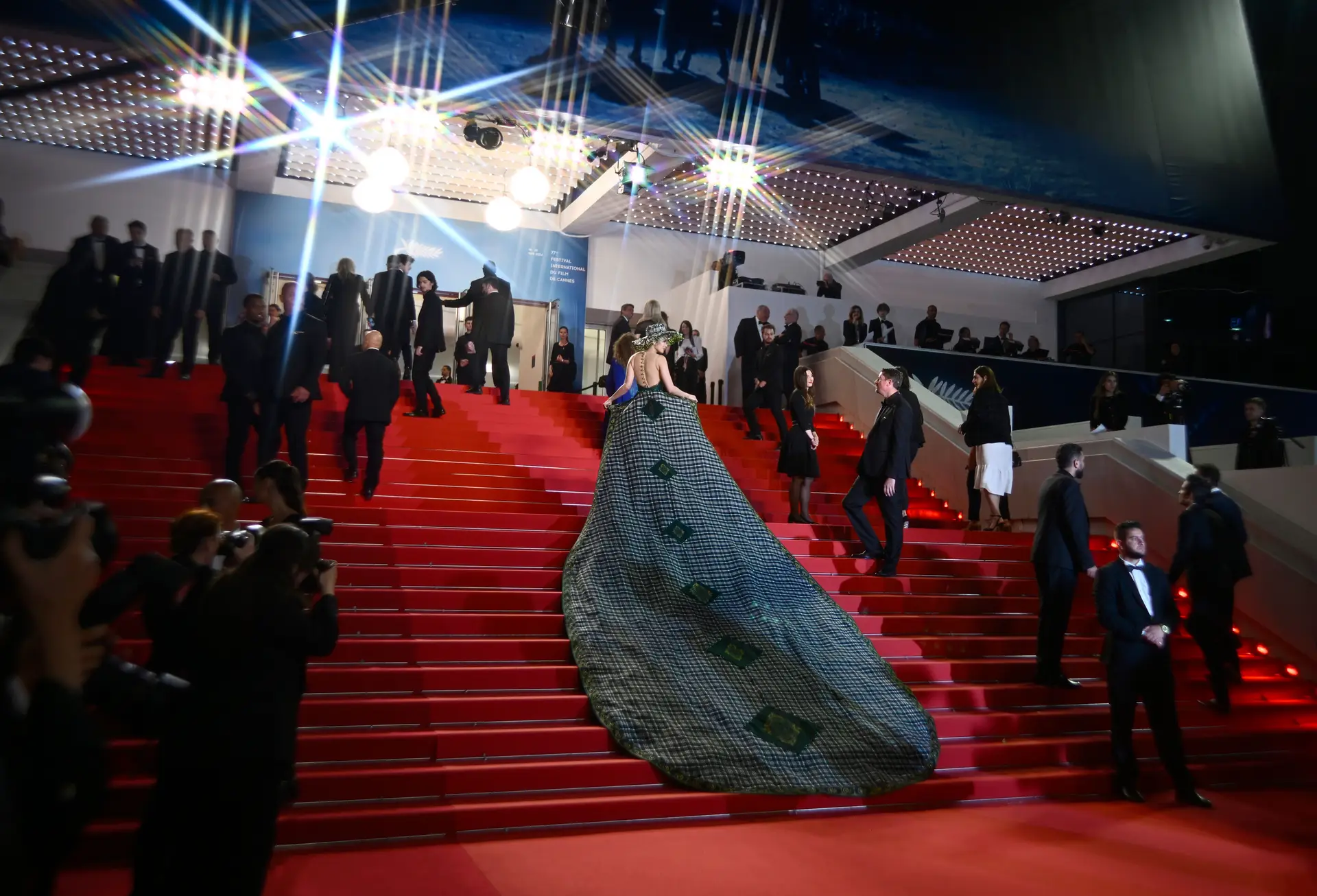 Cannes Film Festival prohibits nudity and outfit "Large tails"