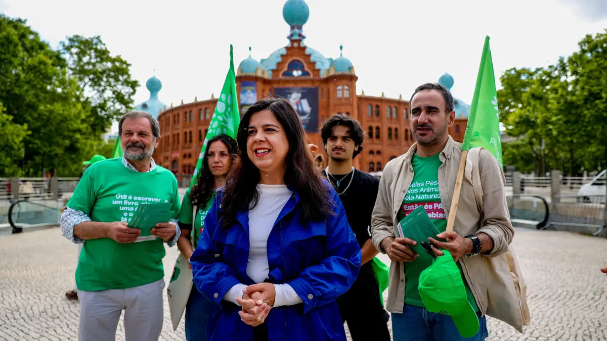 A porta-voz do Pessoas-Animais-Natureza (PAN), Inês de Sousa Real (C), durante uma ação de campanha no âmbito das eleições legislativas, no Campo Pequeno, em Lisboa, 13 de maio de 2025.