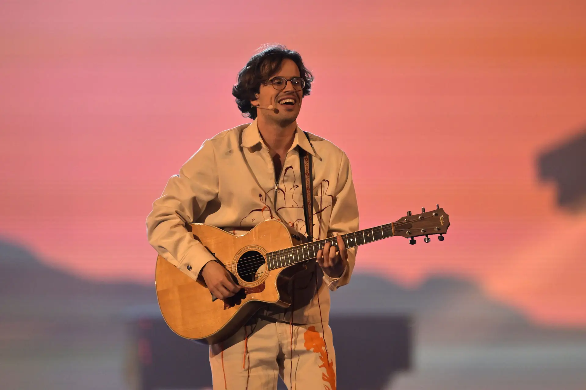 Guilherme Gomes, vocalista dos portugueses NAPA que interpretam a canção “Deslocado” durante a primeira semi-final do 69.º Festival Eurovisão da Canção em Basileia, Suíça, a 13 de maio de 2025.