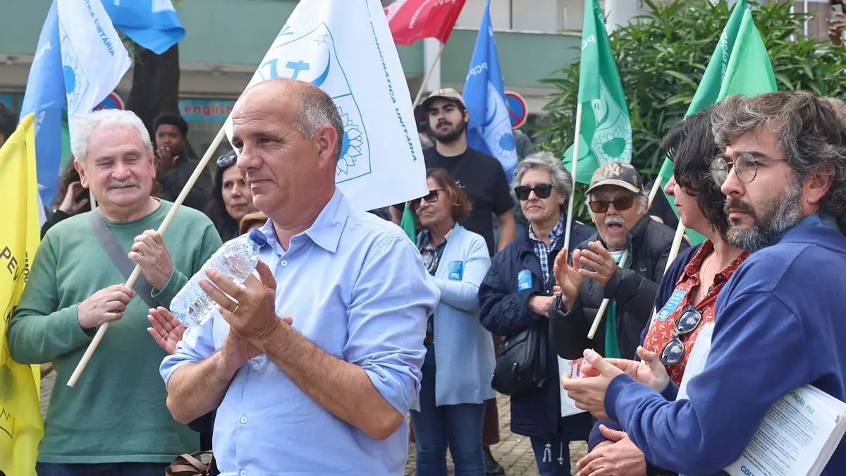 O secretário-geral do Partido Comunista Português (PCP), Paulo Raimundo, durante uma ação de rua no âmbito da campanha eleiitoral da CDU para as eleições legislativas 2025, em Mem Martins, Sintra, 13 de maio de 2025.