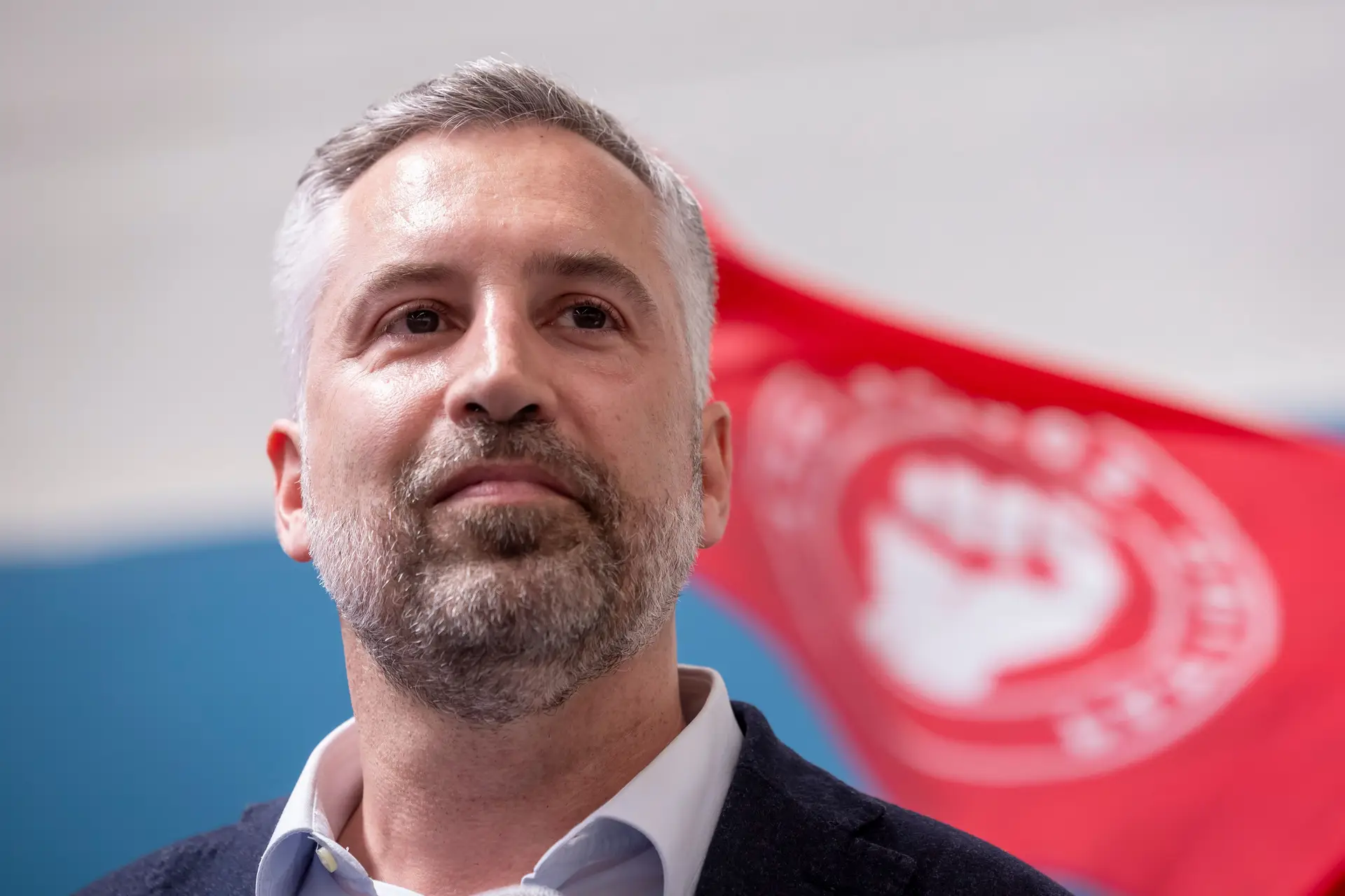 O secretário-geral do Partido Socialista (PS), Pedro Nuno Santos, durante um contacto com a população no âmbito da campanha eleitoral para as eleições legislativas, em Queluz, 13 de maio de 2025.