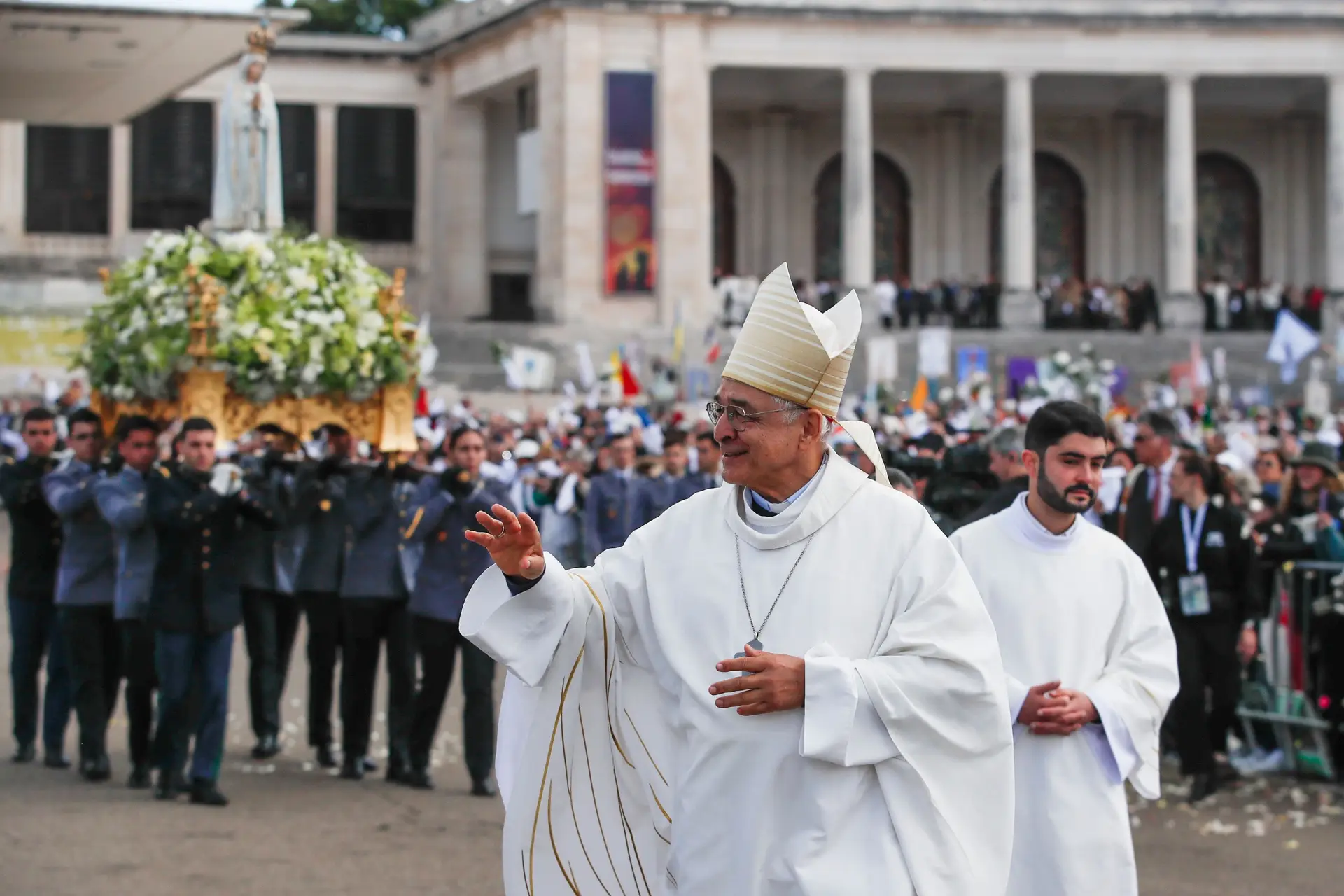 Procissão do Adeus: milhares de fiéis no último momento das celebrações do 13 de maio em Fátima