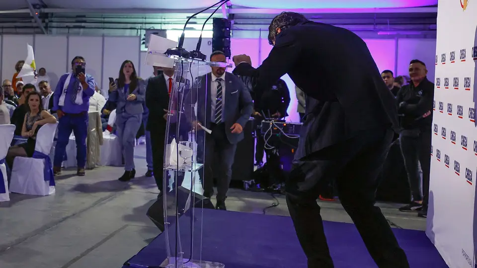 O lider do Chega, André Ventura, sente-se mal durante um comício no âmbito da campanha eleitoral para as eleições legislativas em Tavira, 13 de maio de 2025.