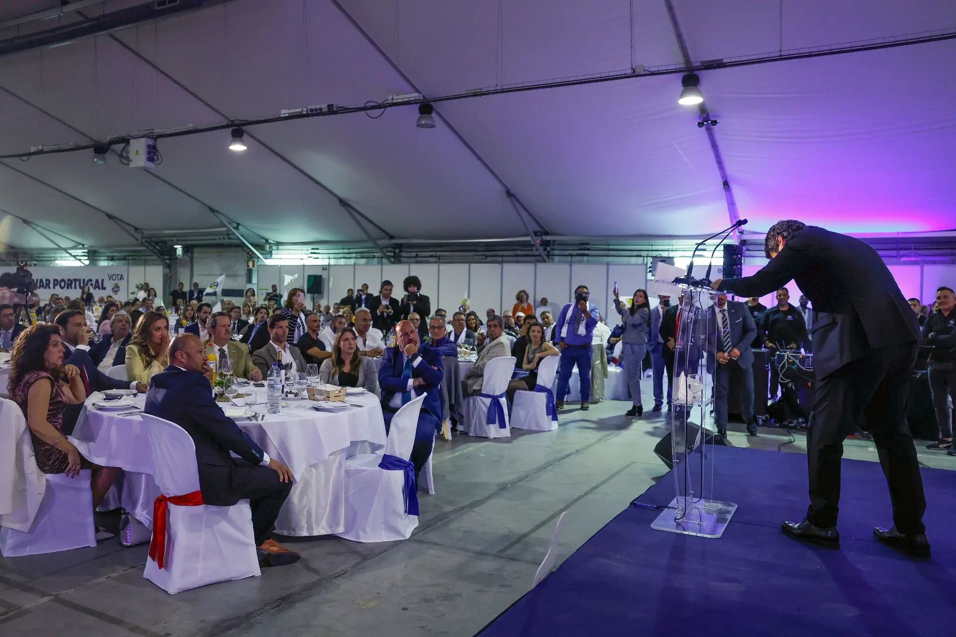 O lider do Chega, André Ventura, sente-se mal durante um comício no âmbito da campanha eleitoral para as eleições legislativas em Tavira, 13 de maio de 2025.