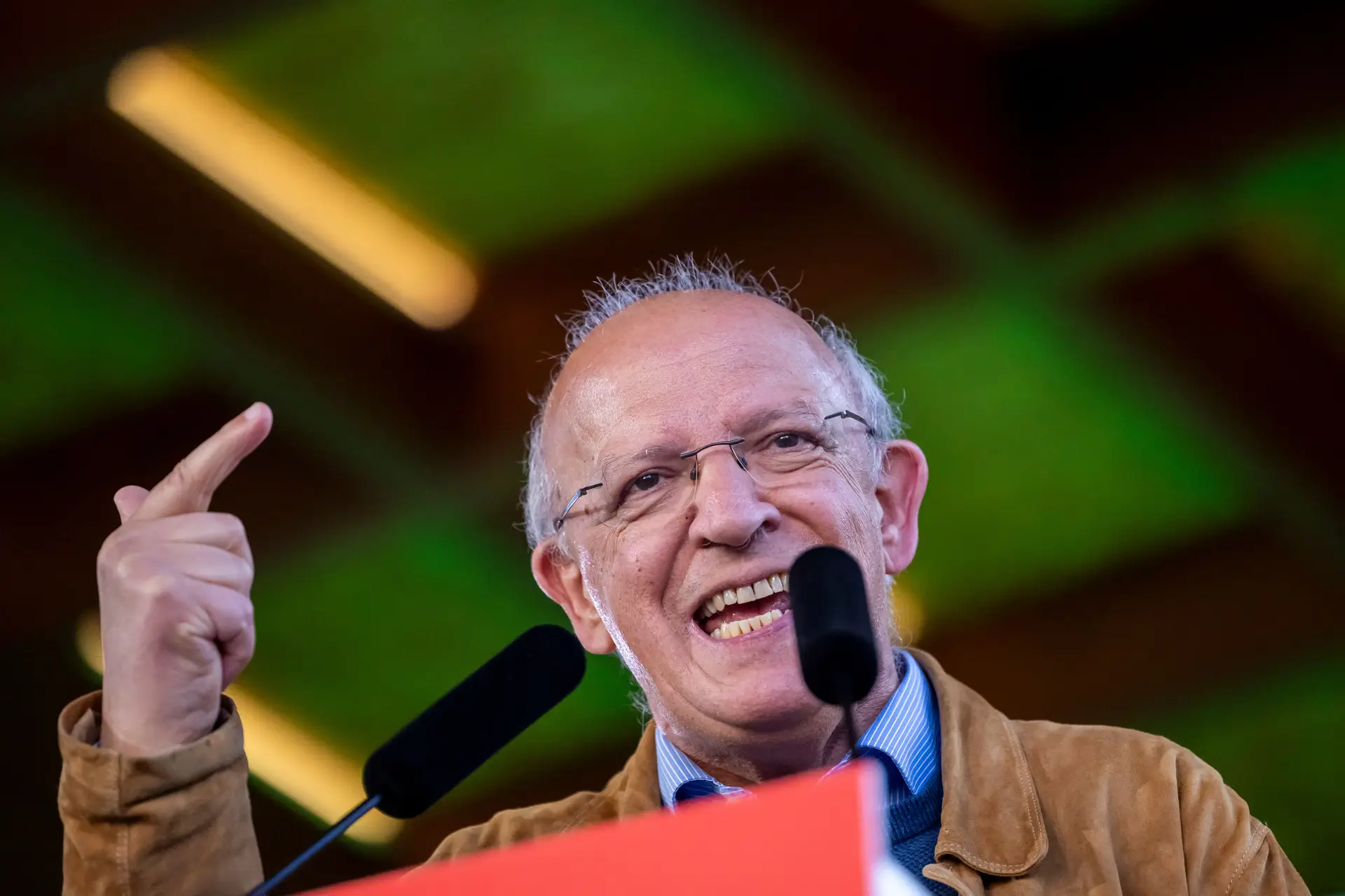 El ex presidente de la Asamblea de la República, Augusto Santos Silva, usa la palabra durante la manifestación, después de presentar a la población en la campaña electoral para la campaña electoral en Setabal, el 14 de mayo de 2025. 