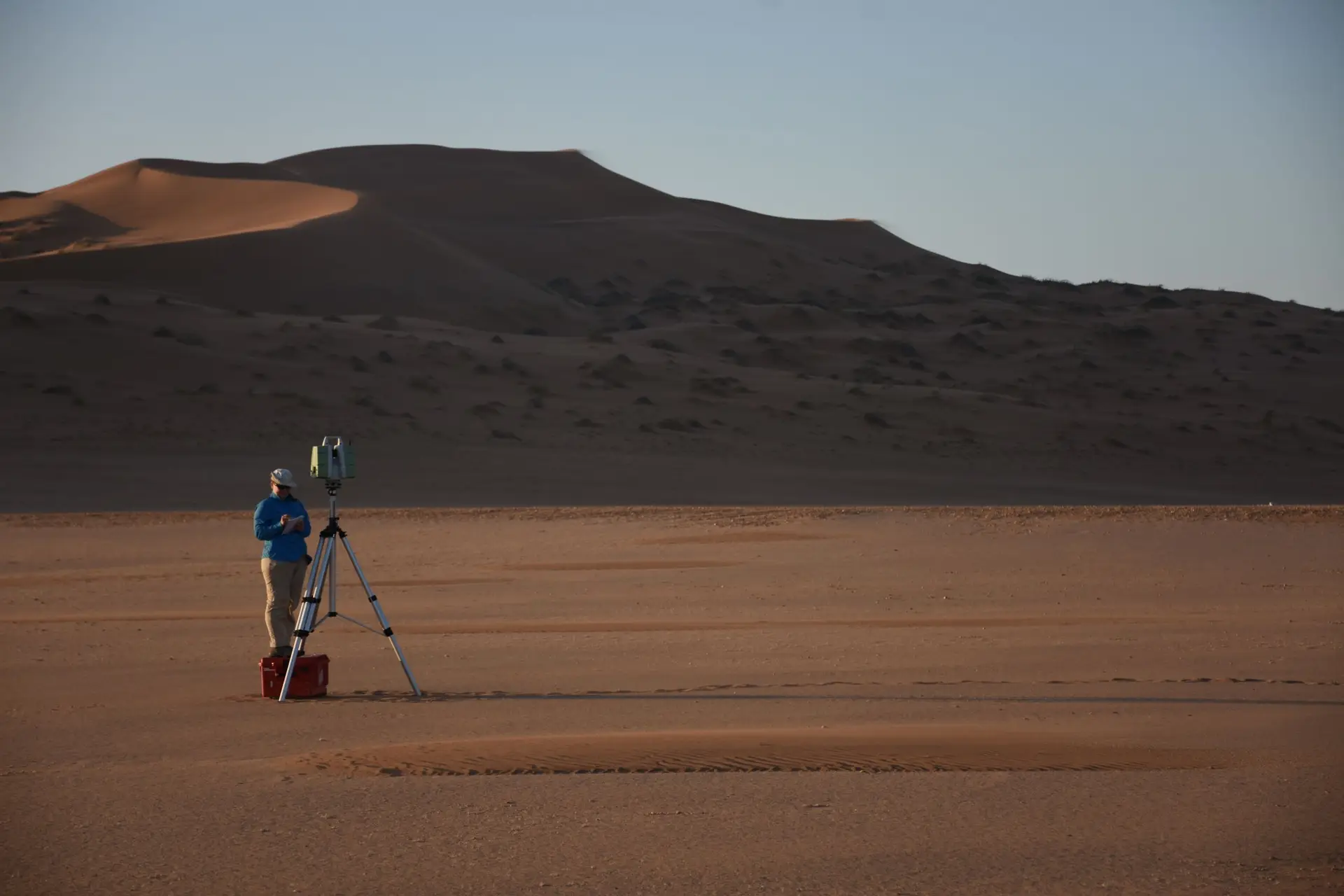 Profesor Joe Neel durante la investigación de campo en Namibia