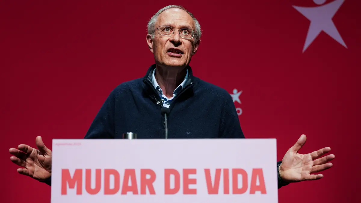 O cabeça de lista pelo círculo eleitoral de Braga pelo Bloco de Esquerda (BE), Francisco Louçã, discursa no âmbito da campanha eleitoral para as eleições legislativas no Theatro Circo em Braga