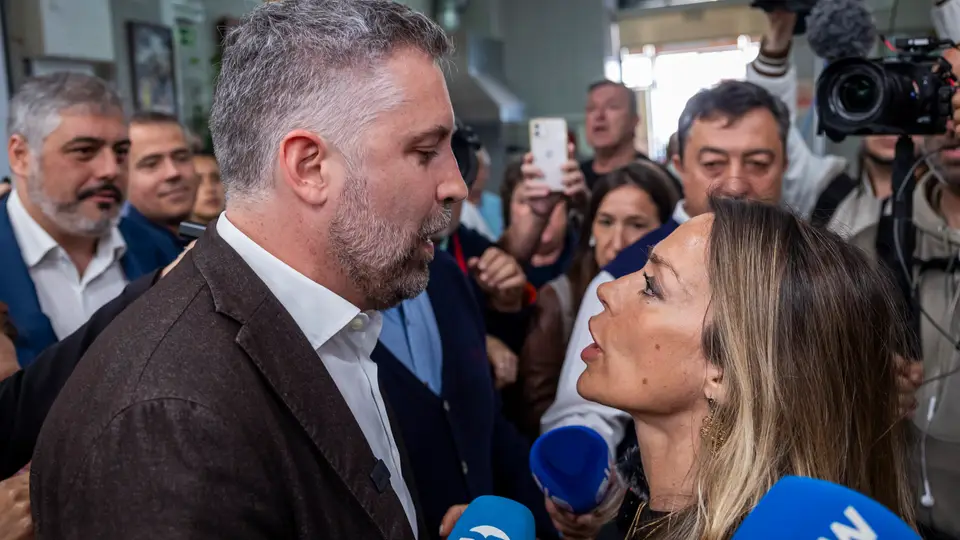 O secretário-geral do Partido Socialista, Pedro Nuno Santos (E), é confrontado por Joana Amaral Dias, cabeça de lista por Lisboa do ADN, durante um contacto com a população no âmbito da campanha eleitoral para as eleições legislativas, no Mercado de Setúbal