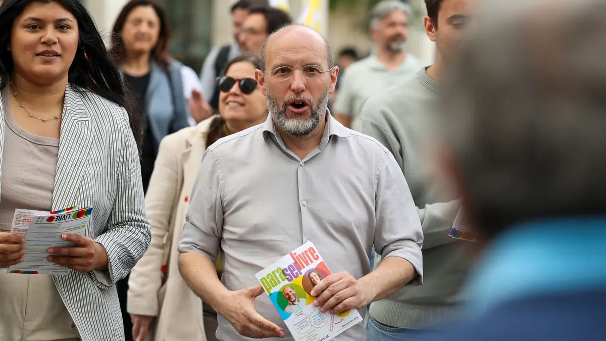 O porta-voz do Livre, Rui Tavares (C), durante uma arruada de campanha no âmbito das eleições legislativas, na Alameda, em Lisboa, 14 de maio de 2025.