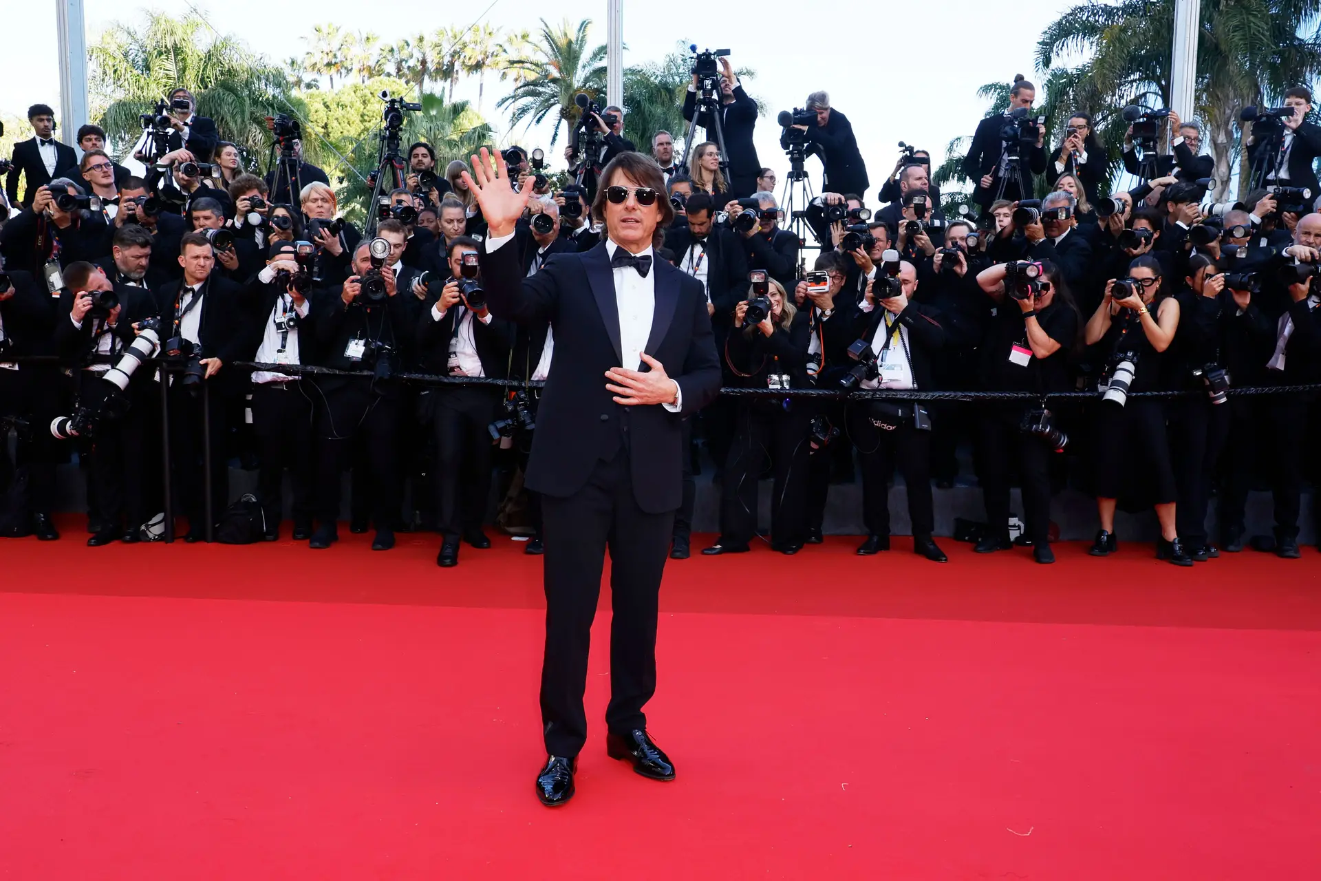 Tom Cruise posa para os fotógrafos na estreia do filme “Missão: Impossível - O Ajuste de Contas Final” no 78.º festival internacional de cinema, em Cannes, no sul de França, a 14 de maio de 2025. 