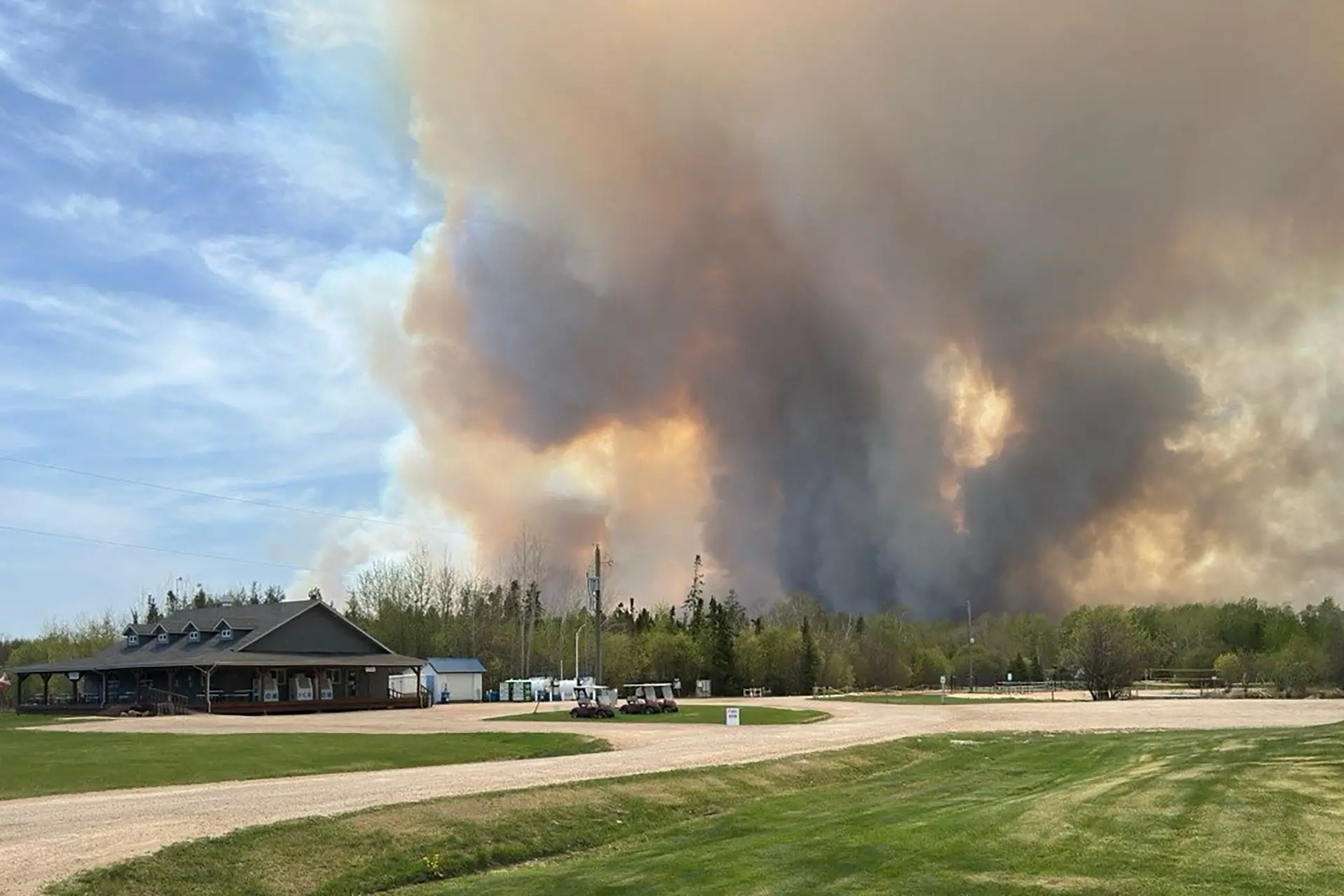 Forest fires in Canada will die 2 and force 1,000 people to remove
