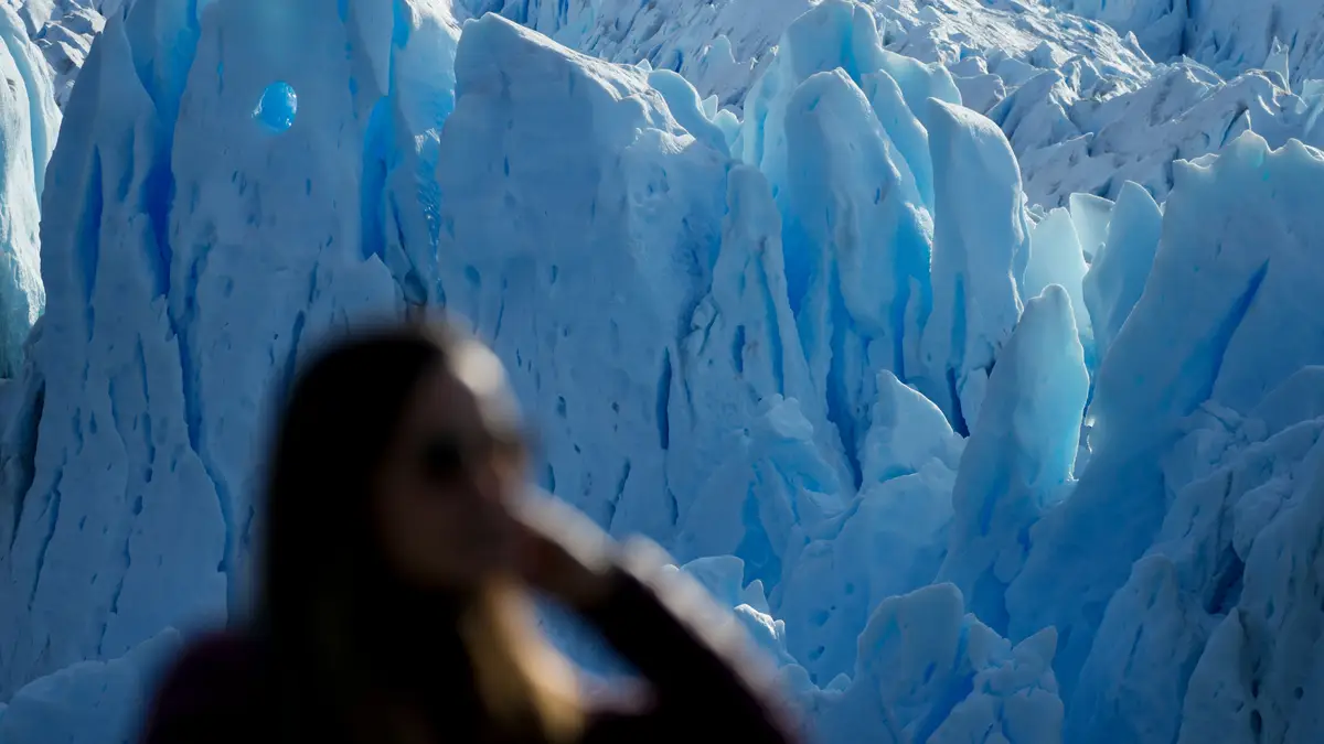 Uma turista observa o Glaciar Perito Moreno no Parque Nacional Los Glaciares, perto de El Calafate, Argentina, 1 de novembro de 2021. 