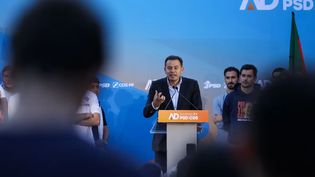 O presidente do Partido Social Democrata (PSD), Luís Montenegro, intervém após uma ação de rua no âmbito da campanha para as eleições legislativas, no Porto, 15 de maio de 2025.