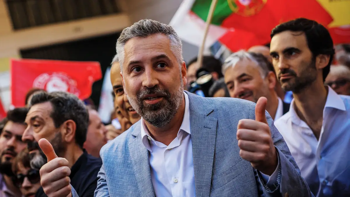 O secretário-geral do PS Pedro Nuno Santos, é saudado por apoiantes durante uma arruada na rua de Santa Catarina no Porto, no âmbito da campanha para as eleições legislativas, 15 de maio de 2025. 