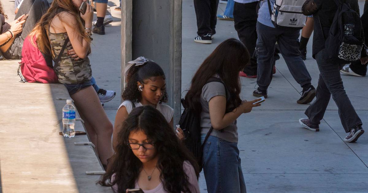 “Deve alarmar-nos": 15% dos jovens portugueses ficam nervosos ou ansiosos quando estão sem telemóvel