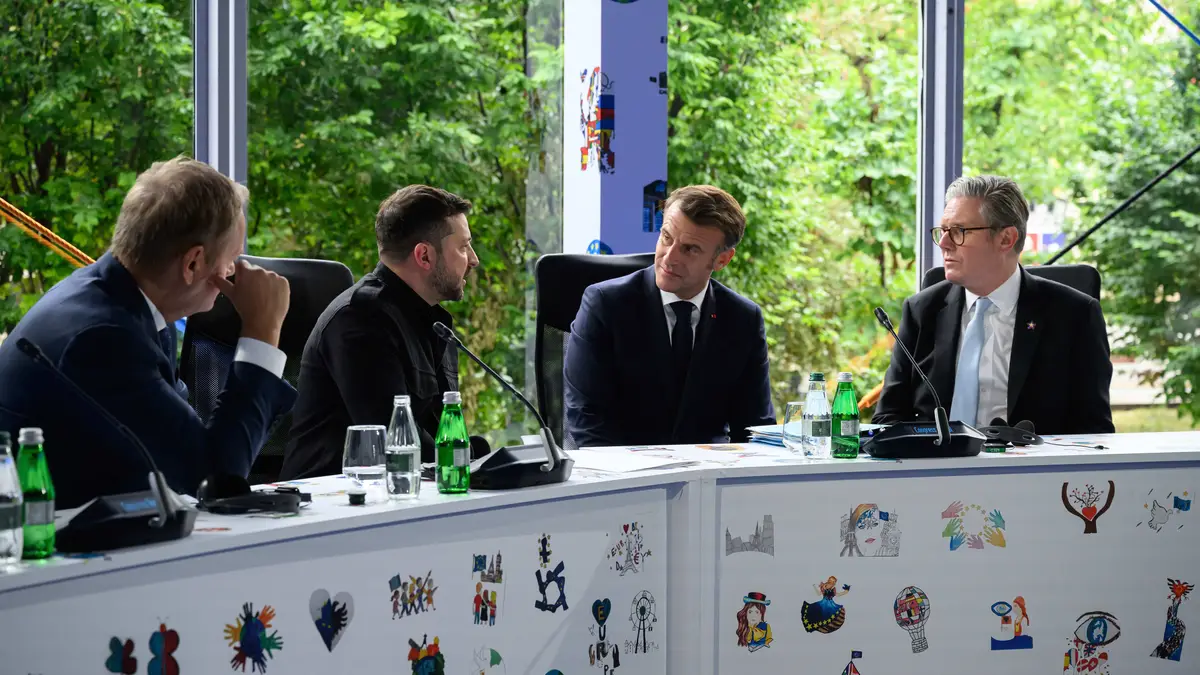 (Da esquerda para a direita) O primeiro-ministro polaco Donald Tusk, o presidente francês Emmanuel Macron, o primeiro-ministro britânico Keir Starmer e o chanceler alemão Friedrich Merz falam durante a reunião sobre a segurança da Ucrânia na 6.ª Cimeira da Comunidade Política Europeia, sexta-feira, 16 de maio de 2025, em Tirana, Albânia. 