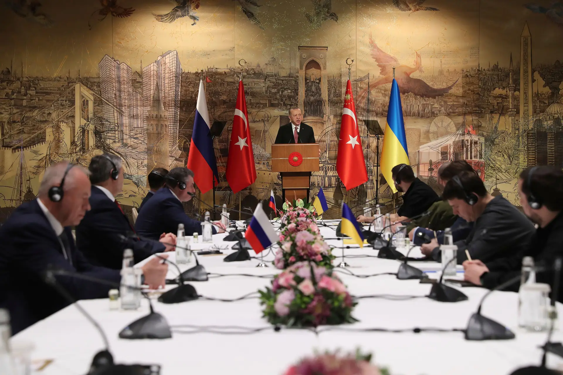 Negociações de paz já começaram em Istambul, Trump diz que nada acontece sem ele