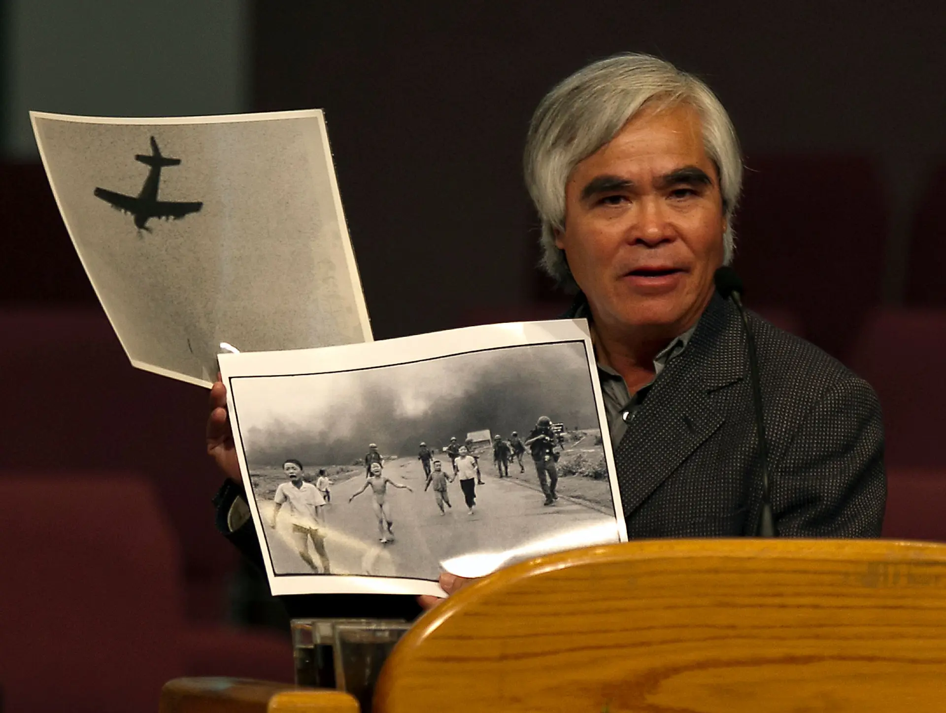 Fotógrafo Huynh Cong Ut, mais conhecido por Nick Ut, mostra a fotografia (em baixo) "A Menina do Napalm"  