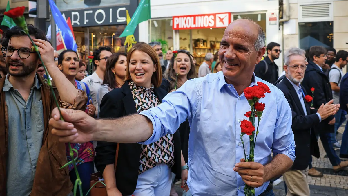 O secretário-geral do PCP, Paulo Raimundo (C-R), durante uma marcha no último dia da campanha da Coligação Democrática Unitária (CDU), no âmbito das eleições legislativas no Porto, Portugal, 16 de maio de 2025.