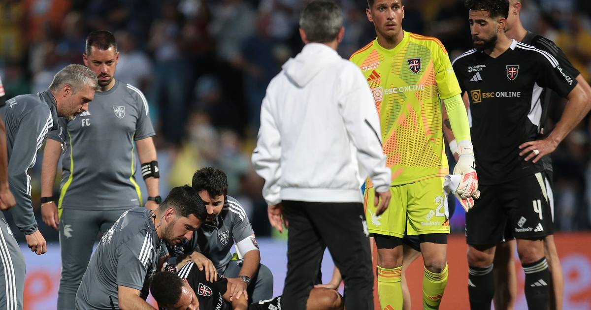 Jogador do Casa Pia transportado para o hospital após colapsar no final do jogo com Famalicão