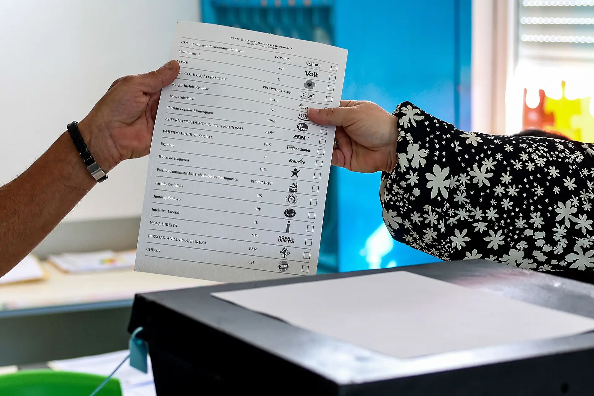 Candidaturas rejeitadas continuam nos boletins mas CNE quer avisar eleitores