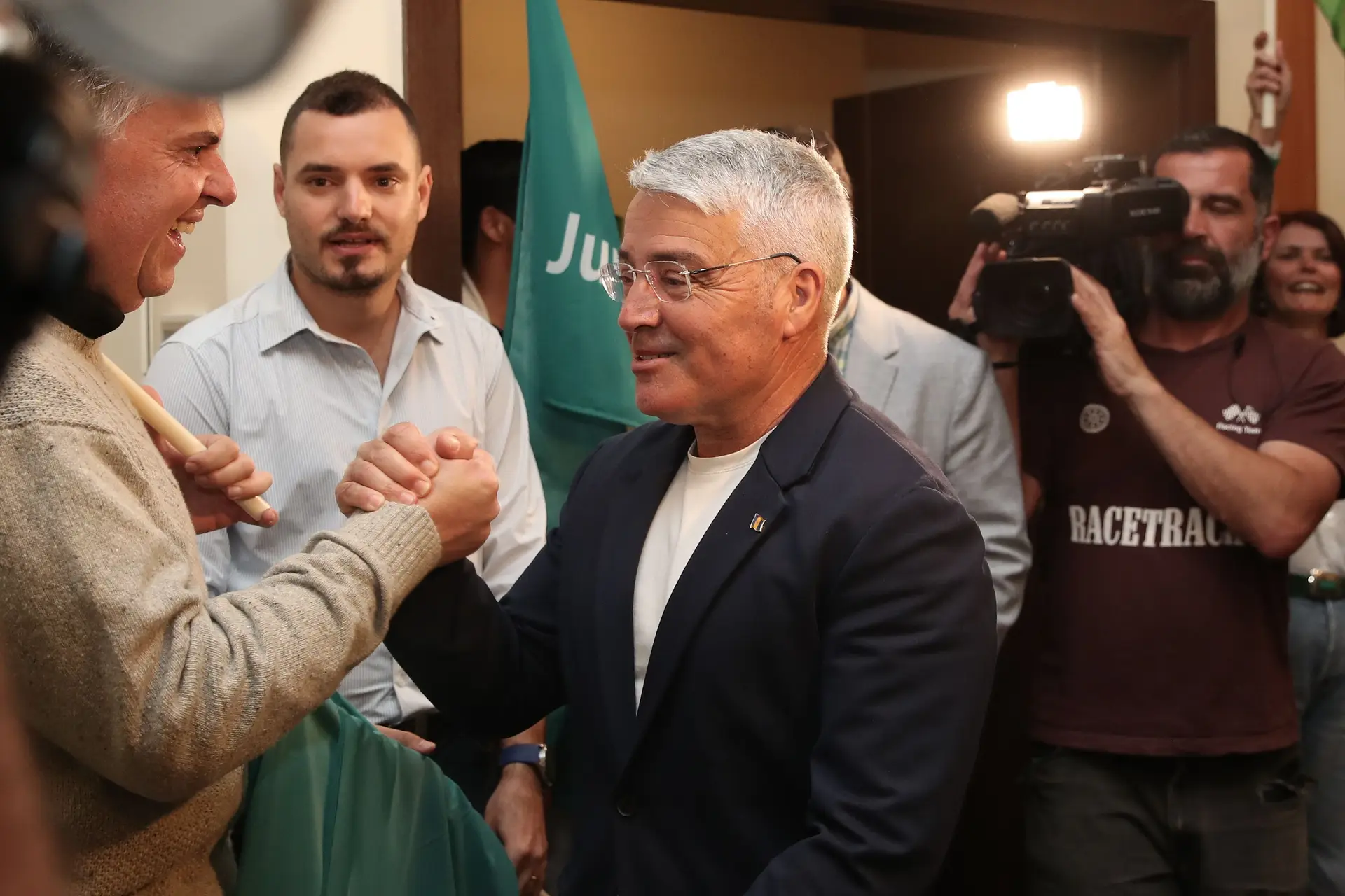 O candidato eleito do Juntos pelo Povo (JPP) Filipe Sousa cumprimenta os apoiantes após ter sido eleito nas eleições legislativas de 2025 na sede de campanha do partido no Funchal, Ilha da Madeira, Portugal, 18 de maio de 2025.