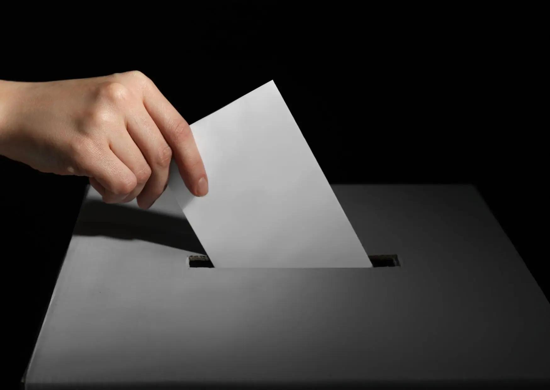 Afluência às urnas nas legislativas atinge 48,28% até às 16:00