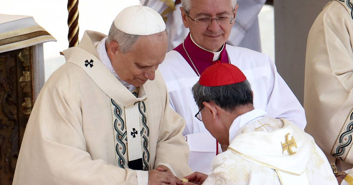 O momento em que Leão XIV recebeu os símbolos do poder papal